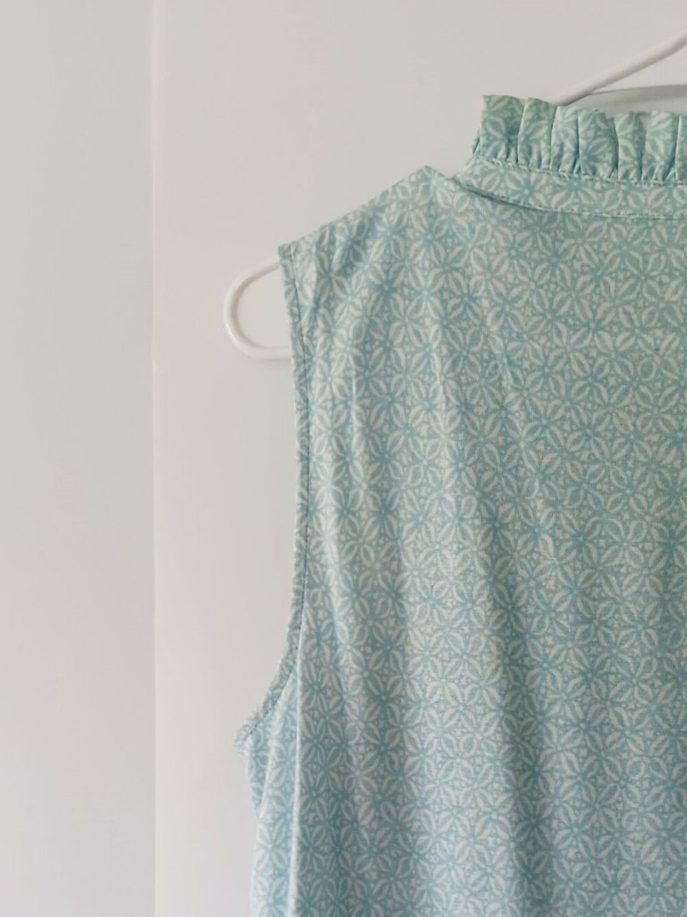 LOFT Seafoam Blue Sleeveless Floral Blouse Size M - Picture 7 of 10